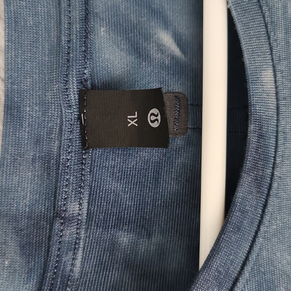 Lululemon mens Active shirt - Picture 3 of 5